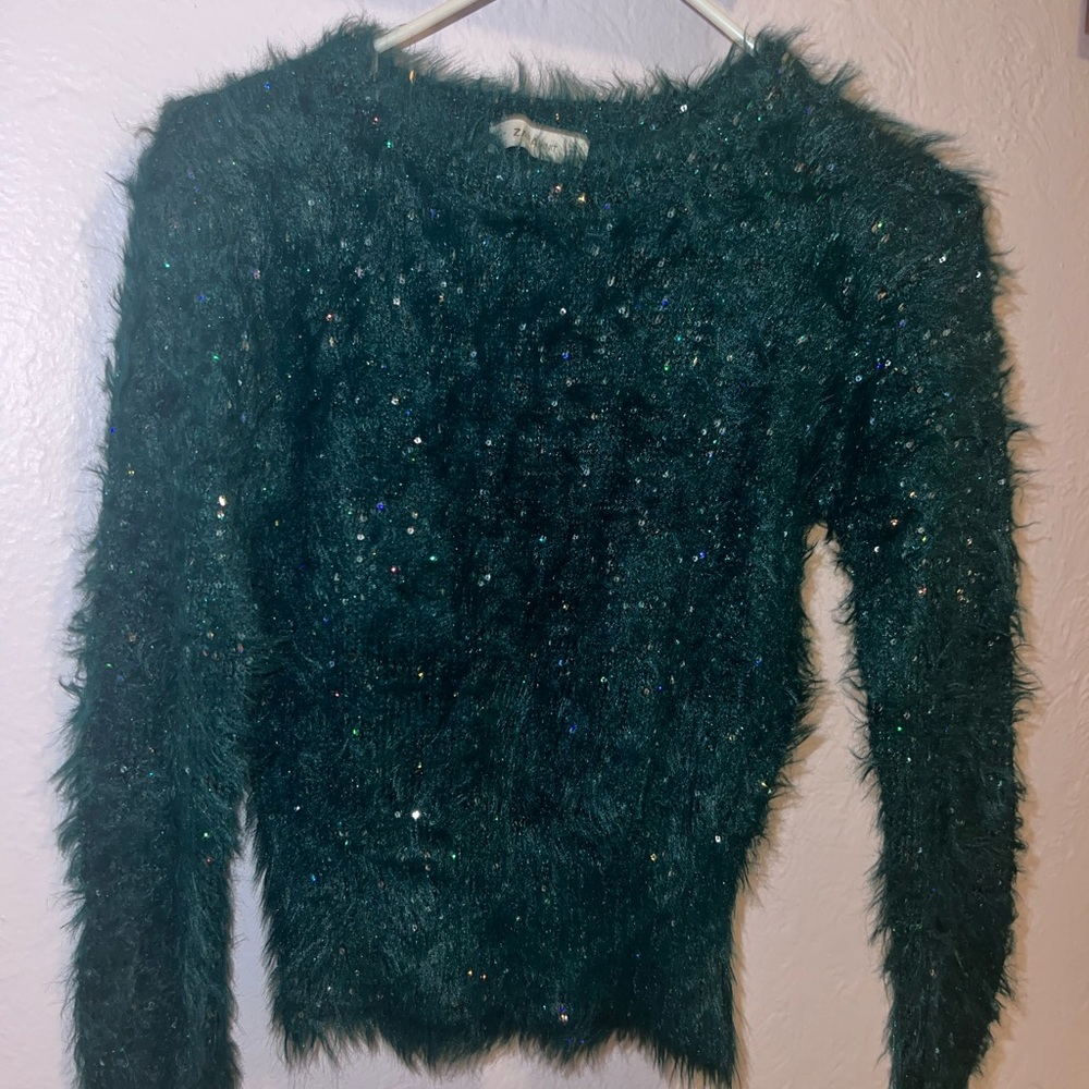 Crew neck eyelash sweater with sequins.